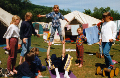 Foto spielender kinder und Jugendlicher w�hrend der Syltfreizeit 1997