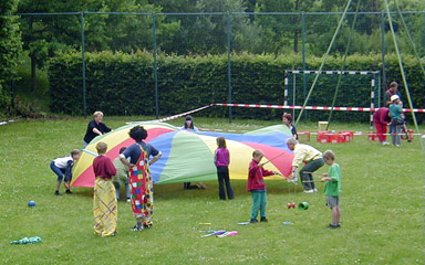 Foto spielender Kinder w�hrend der Er�ffnung des Ferienb�ndnisses Niederzwehren 2001