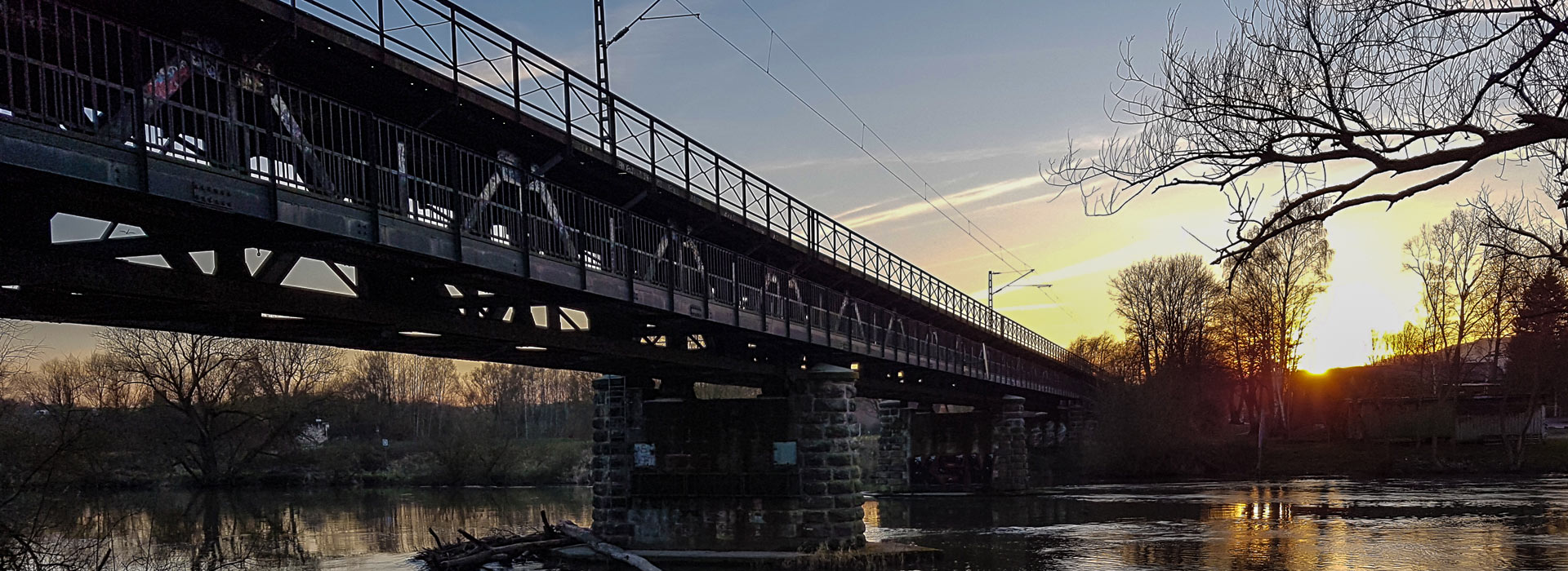Eisenbahnbrücke bei Sonnenuntergang.
