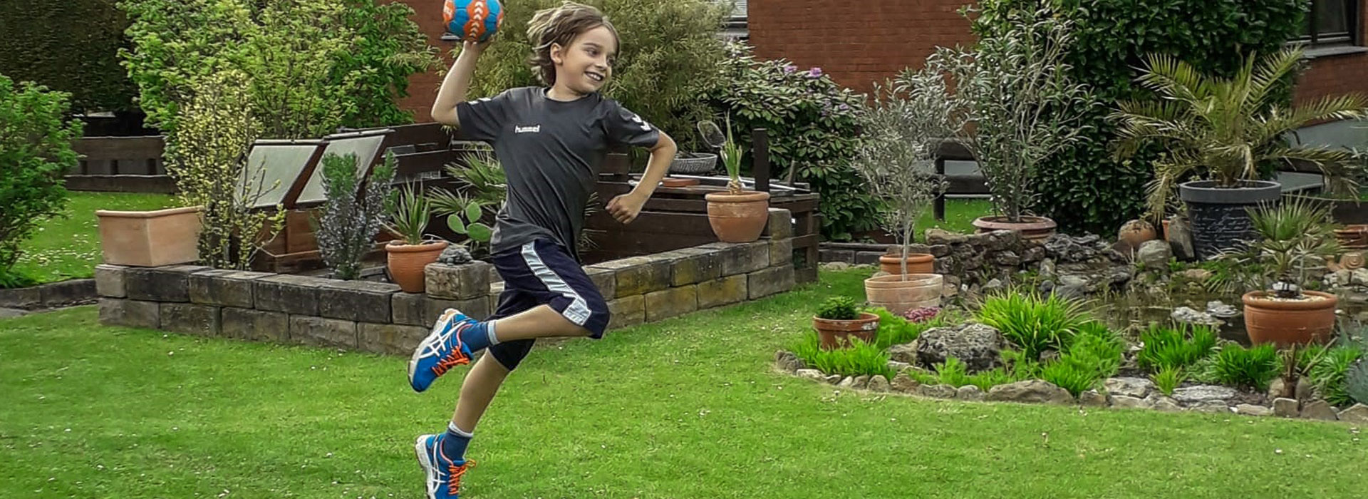 D-Jugend Handballer im Garten beim Sprungwurf.
