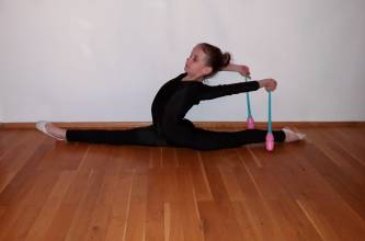 Heimtraining, Abteilung RSG: Liana (9 Jahre). Übung mit den Keulen. | (c) Familie Sakschewski