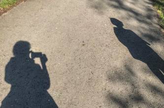 Ausflüge, Sogar die Schatten der Vorstandsmitglieder Heidi Damm und Elke Hose halten Abstand. | (c) Heidi Damm, Elke Hose