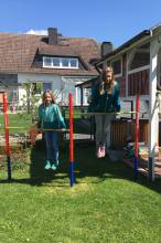 Outdoortraining, Turnkinder - Die Turnkinder Amelie und Sarah Hose turnen im Garten. | (c) Familie Hose