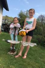 Freizeit, Ein Softball wird zur Vogelscheuche umfunktioniert. Amelie und Sarah mit Ferdinand. | (c) Familie Hose