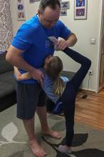 Heimtraining, Abteilung RSG: Sofia (9 Jahre). Papa ist der Größte. | (c) Familie Tschutschutkow