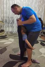 Heimtraining, Abteilung RSG: Sofia (9 Jahre). Papa, keine Angst, ich mache das jeden Tag. | (c) Familie Tschutschutkow