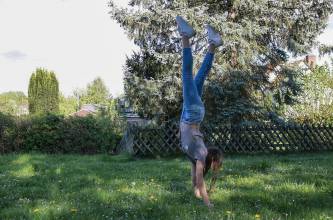 Outdoortraining, Abteilung RSG: Nikoleta (11 Jahre). Rhythmische Sportgymnastinnen können auch turnen. | (c) Familie Papadopoulou