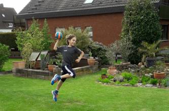 Heimtraining, Abteilung Handball: Ruven von der HSG-Zwehren D-Jugend beim Training im Garten. Super Sprungwurf! | (c) Familie Schoof