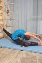 Heimtraining, Abteilung RSG: Eva (11 Jahre) - Dehnen ist wichtig, um fit zu bleiben. | (c) Familie Eberts