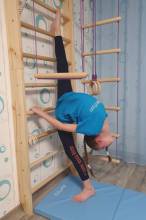 Heimtraining, Abteilung RSG: Eva (11 Jahre) - So eine Sprossenwand ist ziemlich praktisch. | (c) Familie Eberts