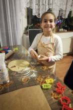 Kreatives, Abteilung RSG: Margarita (8 Jahre) beim Plätzchen backen | (c) Familie Zimpel