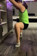Heimtraining, Abteilung RSG: Barbare (8 Jahre) - Der Wohnzimmerschrank fungiert als Ballettstange. | (c) Familie Makalatiya