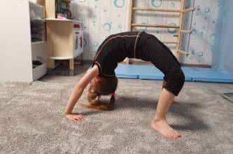 Heimtraining, Abteilung RSG: Nelli (4 Jahre), Evas Schwester trainiert Bodenturnen, super! | (c) Familie Eberts