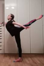 Heimtraining, Abteilung RSG: Selina (12 Jahre) - Balletttraining zuhause. | (c) Familie Minossenko
