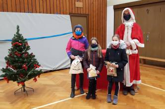 Aktionen, Aktion "Weihnachtstüten To Go" der Jugendabteilung | (c) Andrea Schneider