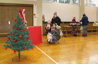 Aktionen, Aktion "Weihnachtstüten To Go" der Jugendabteilung | (c) Andrea Schneider