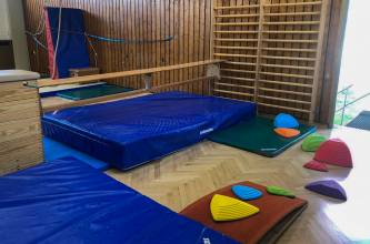 Aktionen, Foto 6: Geräteparcour für Familien in unserer  Turnhalle während der Osterferien. | (c) TSG 87 Jugendabteilung