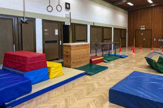 Aktionen, Foto 5: Geräteparcour für Familien in unserer  Turnhalle während der Osterferien. | (c) TSG 87 Jugendabteilung