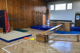 Aktionen, Foto 4: Geräteparcour für Familien in unserer  Turnhalle während der Osterferien. | (c) TSG 87 Jugendabteilung