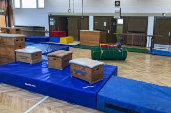 Aktionen, Foto 3: Geräteparcour für Familien in unserer  Turnhalle während der Osterferien. | (c) TSG 87 Jugendabteilung