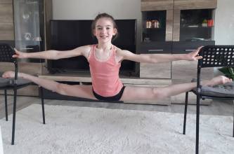 Heimtraining, Abteilung RSG: Eva (10 Jahre) der Spagat sitzt. :-) | (c) Familie Eberts