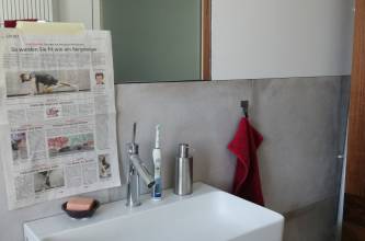 Humor, Turnen unter Anleitung im Badezimmer. | (c) Bernd Günther
