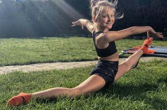 Outdoortraining, Abteilung RSG: Alexandra (9 Jahre) beherrscht den Spagat auch im Garten. | (c) Familie Michel