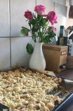 Freizeit, Geräteturnerin Laura hat das Backen für sich entdeckt. Hmmmm, Rhabarber Streusel. | (c) Laura Wagner