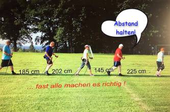 Humor, Grüße von den Freitags-Walkern. - Abstand halten!| (c) Wilfried Damm