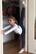Heimtraining, Abteilung RSG: Sofia (9 Jahre) nutz alles was zu finden ist. | (c) Familie Tschutschutkow