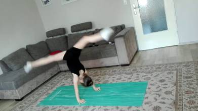 Heimtraining, Technikübungen ohne Handgerät. Jana (6 Jahre)