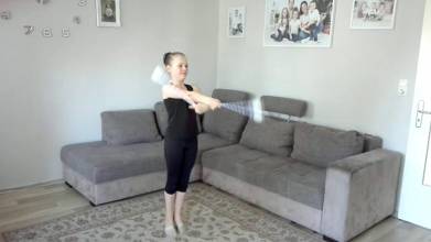 Heimtraining, Technikübungen mit den Keulen. Daria (9 Jahre)