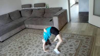 Heimtraining, Technikübungen ohne Handgerät im Wohnzimmer. Jana (6 Jahre)