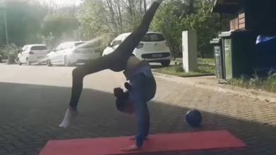 Outdoortraining, Straßen- und Gartentraining mit Ball und Keulen. Eva (10 Jahre)