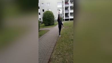 Outdoortraining, Technikübungen mit den Keulen vor der Haustür. Selina (11 Jahre)