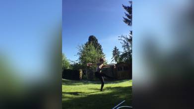 Heimtraining, Dance Trainerin beim Choreographie-Training im Garten.