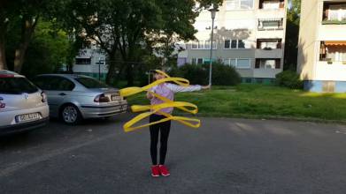 Outdoortraining, Technikübungen vor der Haustür mit und ohne Handgerät. Nikoleta (11 Jahre)