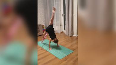 Heimtraining, Training mit dem Reifen zuhause. Jana (7 Jahre)