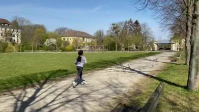 Outdoortraining, Lauftraining im Park. Barbare (8 Jahre)