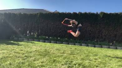 Outdoortraining, Sprungtraining mit Seil im Garten. Alexandra (9 Jahre)