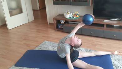 Heimtraining, Technikübungen mit dem Ball. Selina (11 Jahre)